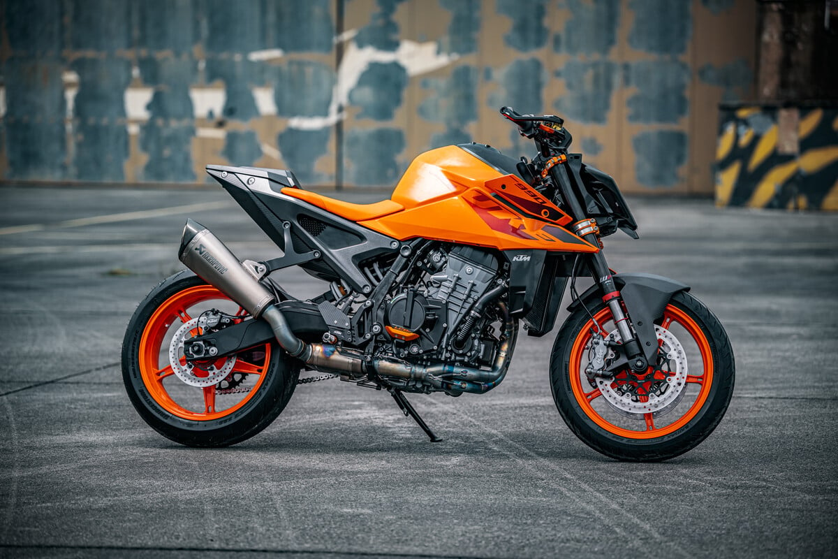 THE 2024 KTM 990 Duke Hits The Bullseye With Sniper Like Accuracy   MY24 KTM 990 DUKE 1 